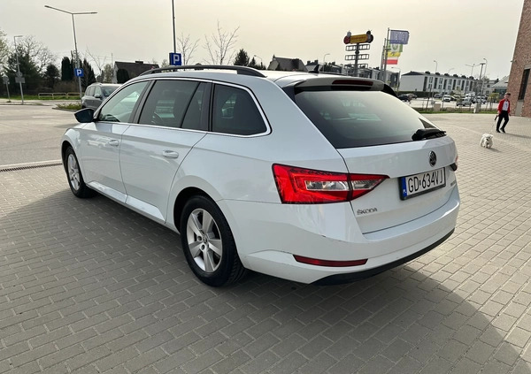Skoda Superb cena 52900 przebieg: 198000, rok produkcji 2016 z Gdańsk małe 121